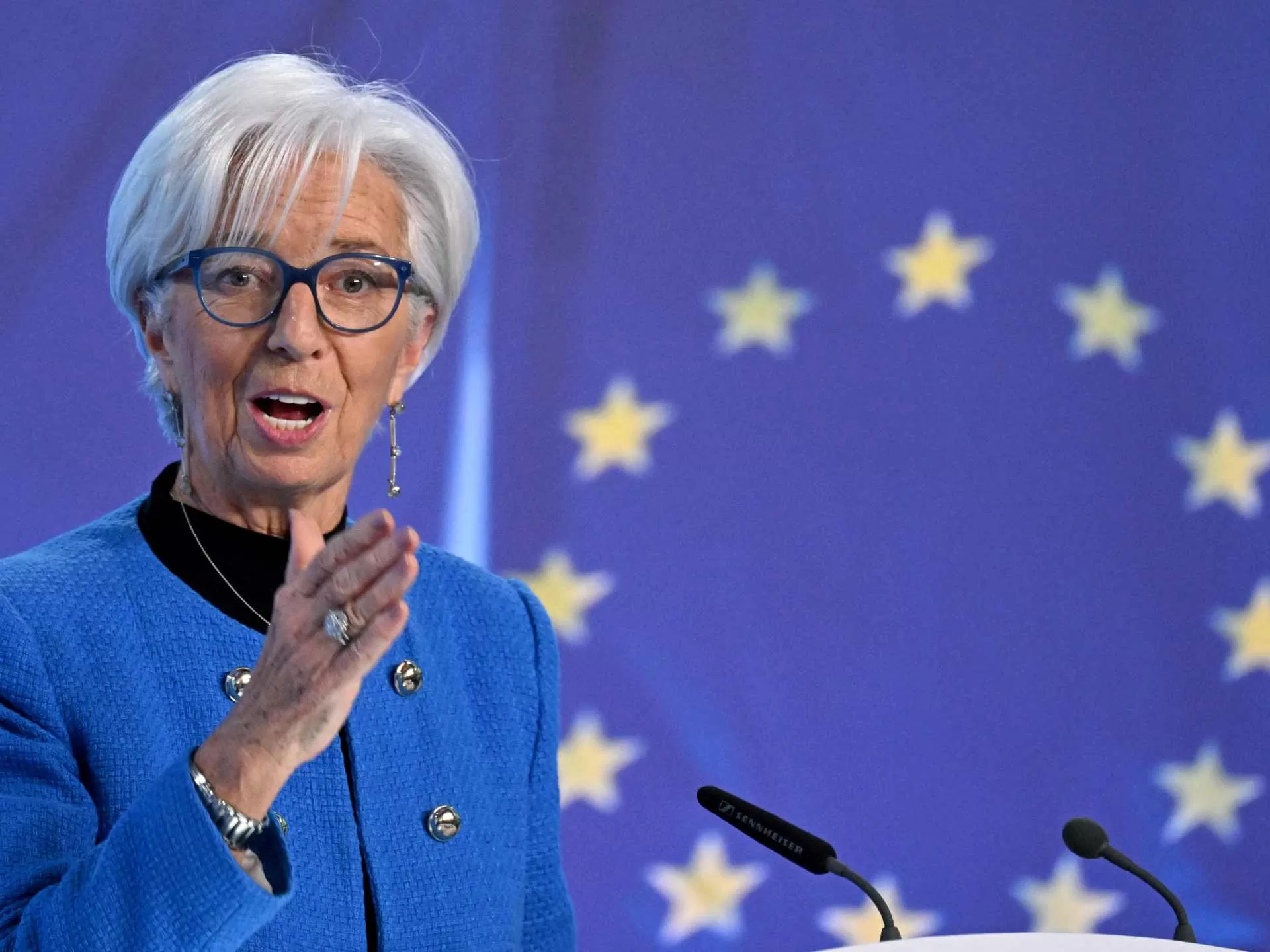 لاغارد: اليورو قد يتحول إلى خيار واقعي للدولار