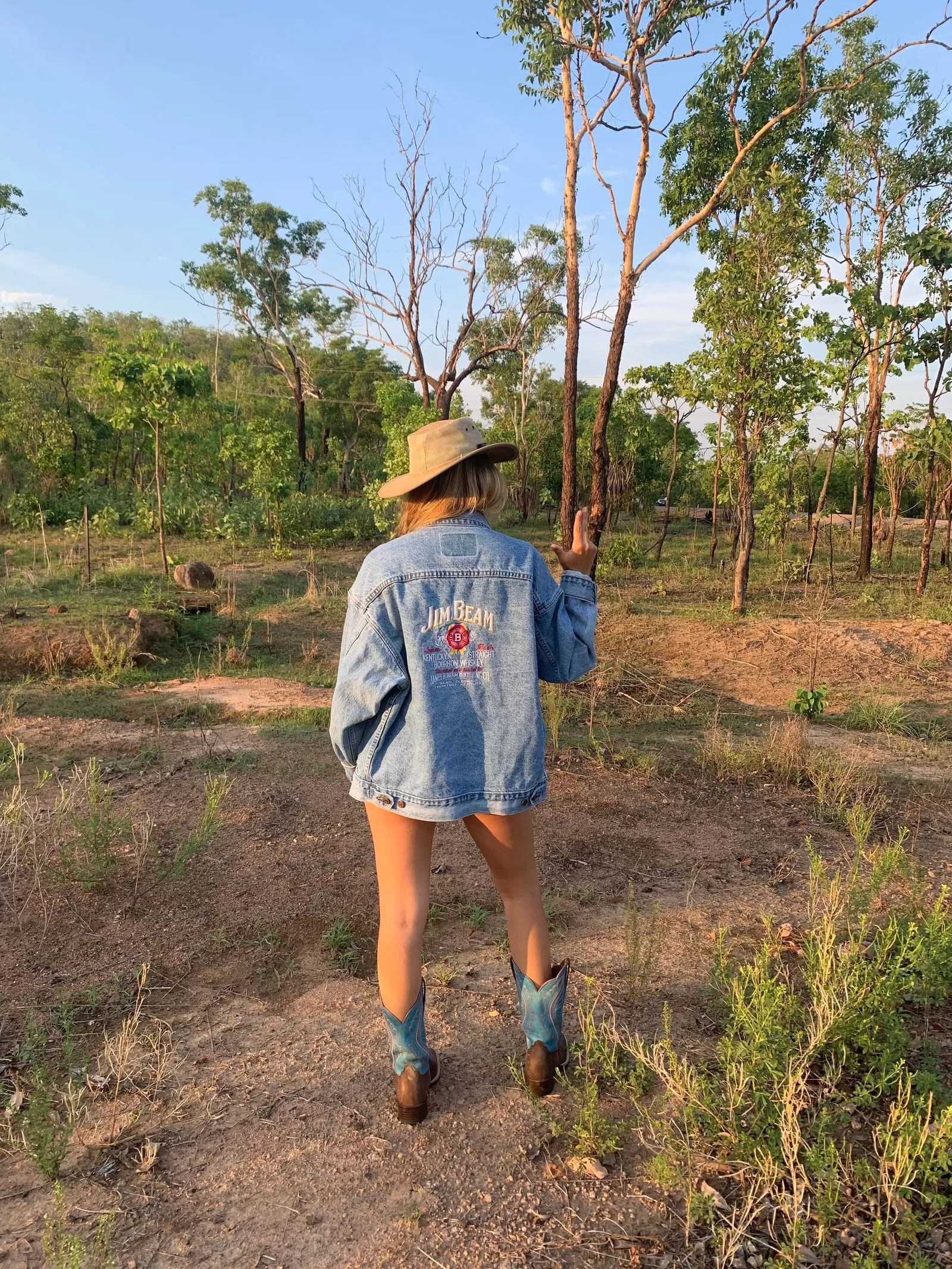 قد تحتوي الصورة على شخص يقف على ملابس القبعة القبعة.