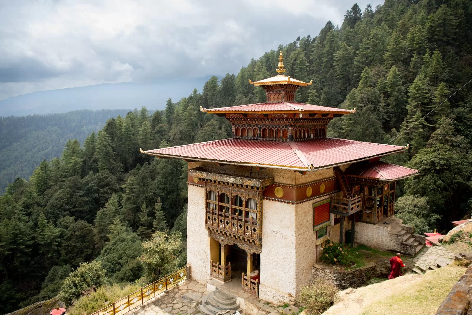 الصورة قد تحتوي على شخص معمار مبنى دير فندق منتجع طبيعة مناظر طبيعية نبات وشجرة