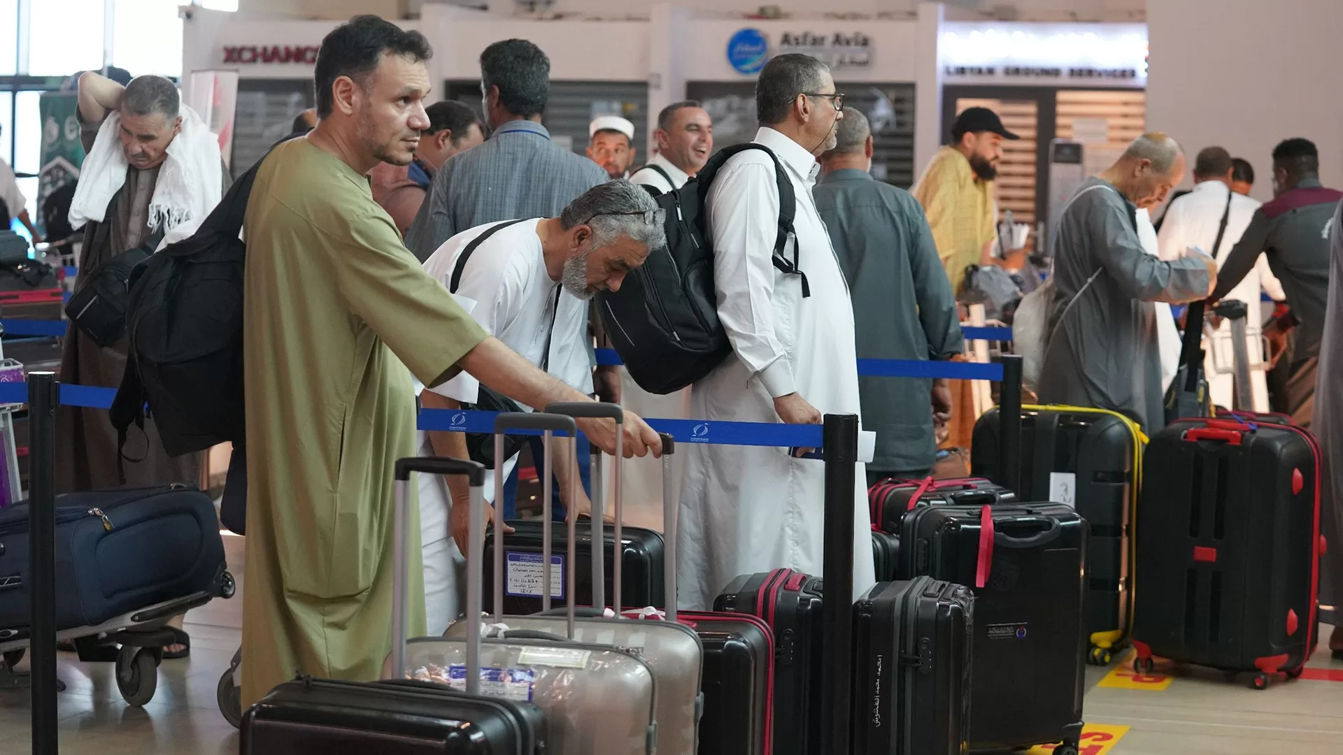 “ما الذي يربطك بالله؟” .. تفاعل ليبيون مع حاج تأخرت طائرته ليتمكن من الالتحاق بها.