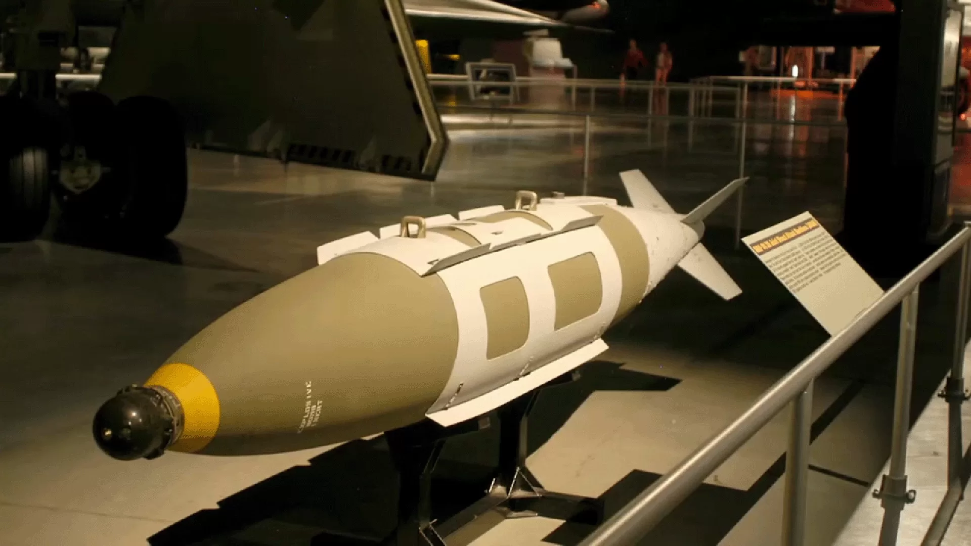 تفجيرها أم إعادتها؟.. جدل في المنصات تشعله قنبلة إسرائيلية ضخمة بمطار صنعاء