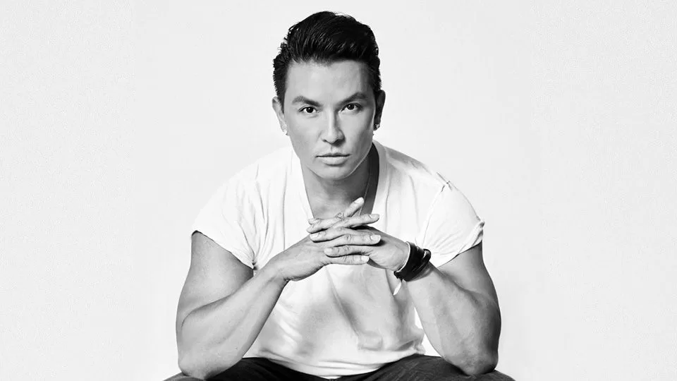 يحتفل برابال جورونج بتربيته النيبالية في مذكرات المشي مثل فتاة