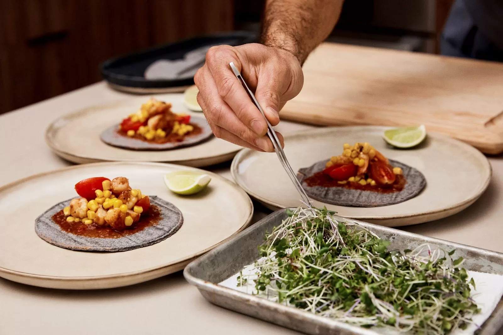 الصورة قد تحتوي على طعام، تقديم طعام، طبق، شخص بالغ، وشخص