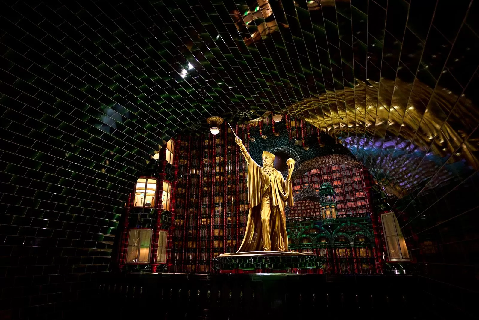 من الممكن أن تحتوي الصورة على شخص بالغ وزفاف وإضاءة حضرية وأماكن داخلية