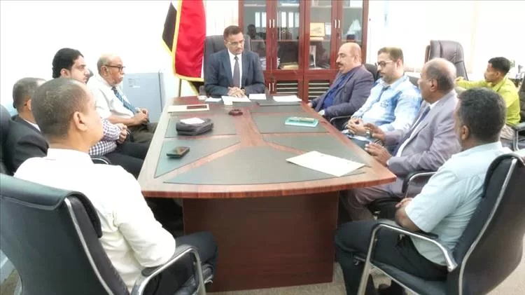 الأمين العام لمحلي حضرموت يعقد لقاءً لمناقشة خطط وبرامج دعم القطاع التربوي