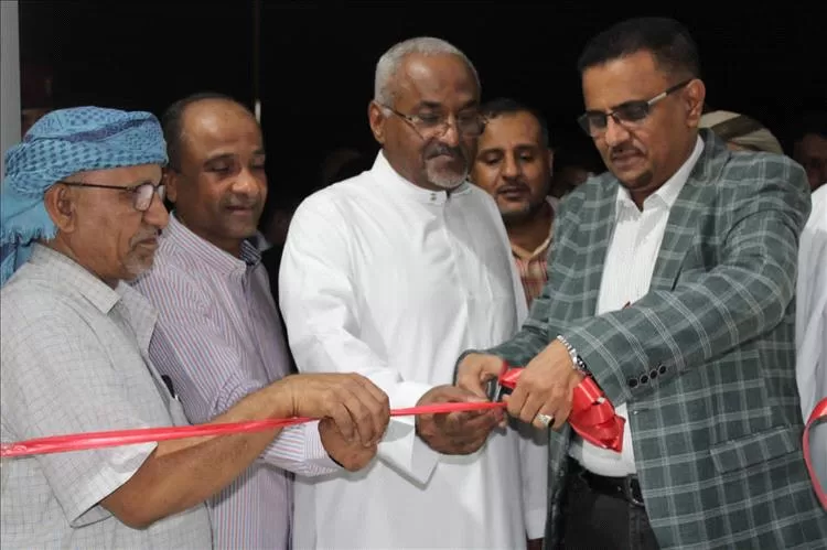 الأمين العام للمجلس المحلي بحضرموت يدشن "مركز وسوبر ماركت تبارك" بمنطقة خلف ويشيد بمواقف رجل الأعمال بن دول في التخفيف عن المواطنين