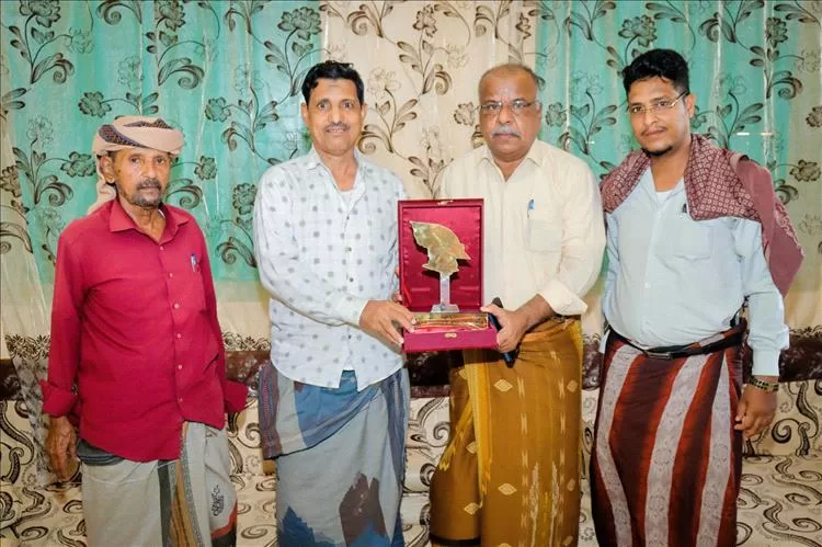 مكتب مؤتمر حضرموت الجامع في غيل باوزير يكرم الشخصية القيادية والمجتمعية عمر الأشولي