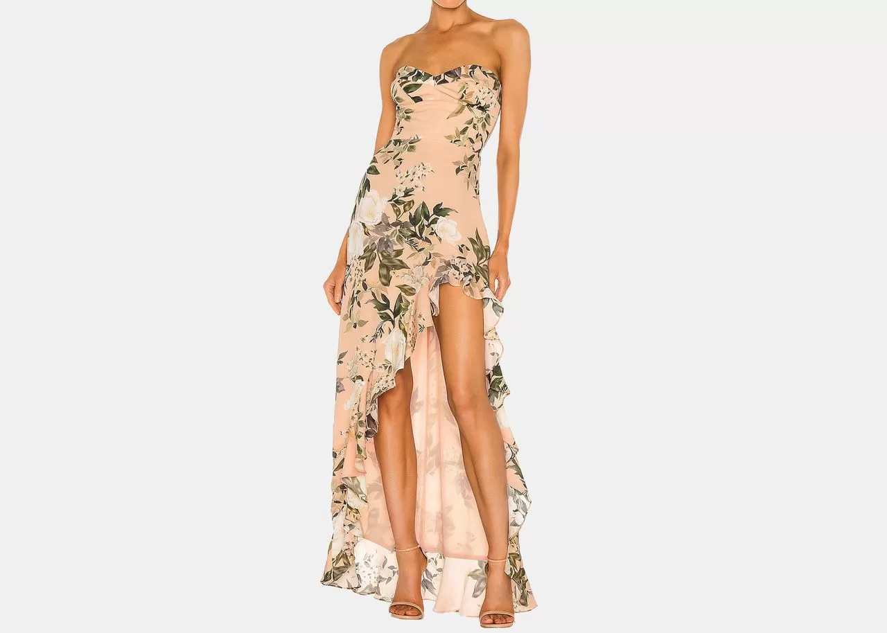 قد تحتوي الصورة على: الملابس ، واللباس ، والبلى الرسمي ، ولباس السهرة ، والبالغين ، والشخص ، والأزياء ، والثوب ، والأحذية ، والكعب العالي ، والأحذية