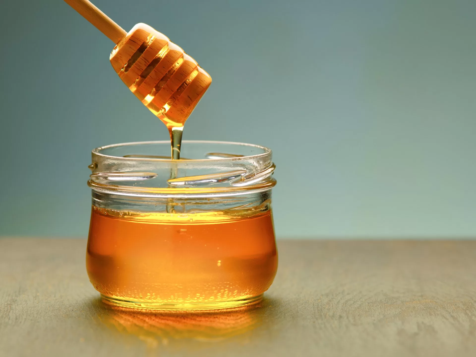 9 طرق منزلية للكشف عن العسل المزيّف