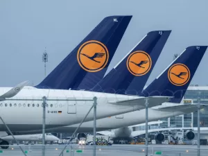 Lufthansa suspends its flights to Israel until mid-June.