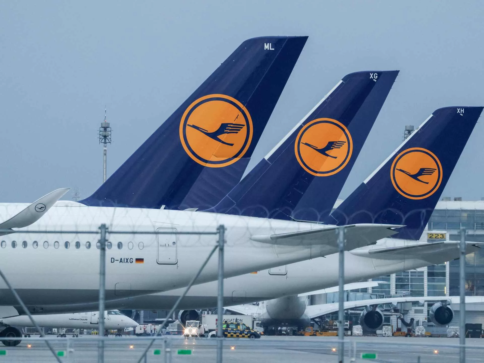 Lufthansa suspends its flights to Israel until mid-June.