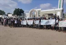 أبناء قبيلة العزيبة في لحج ينفذون وقفة احتجاجية للمطالبة بالعدالة في قضية مقتل الشاب عادل عبيد