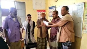 أخبار المحافظات – احتفالاً باليوم العالمي للعمال..مؤسسة بصمة امل تكرم أحد المكفوفين بطور الباحة