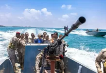 الإرياني يزور قوات التشكيل البحري بالمنطقة الخامسة ويشيد بجهوده في تأمين الجزر