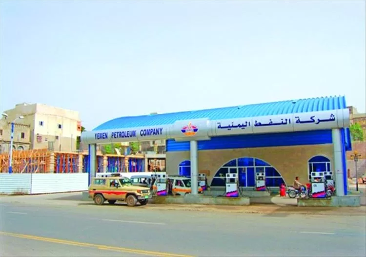 شركة النفط بصنعاء: مخزون الوقود يوشك على النفاد… وتحميل جماعة الحوثي مسؤولية الأزمة