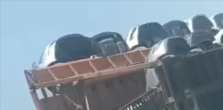 انقلاب قاطرة محمّلة بسيارات طابقين عند مدخل عدن دون تسجيل إصابات