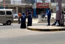 فتيات في عدن يشاركن في تنظيم حركة المرور مع انطلاق فعاليات أسبوع المرور العربي