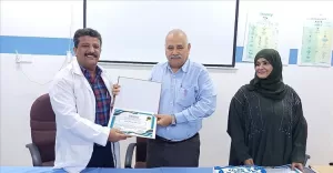 أخبار عدن – مدير عام الصحة بعدن يكرم العاملين المتميزين في مركز الطوارئ بالتواهي بمناسبة اليوم العالمي للعمال