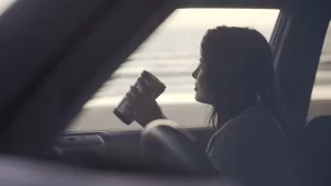 أفضل 11 كوب سفر لاستخدامه في التنقلات المكتبية، ورحلات الطرق، ونيران المعسكرات الدافئة