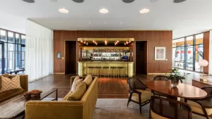 أفضل 18 بارًا في تشارلستون لمشروبات النبيذ، والحانات الشعبية، والأسطح المرتفعة