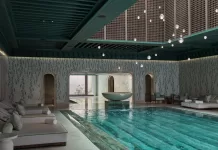 قد تحتوي الصورة على حمام سباحة سباحة سباحة سباحة في الداخل للتصميم الداخلي للهندسة المعمارية الإسكان منزل وفيلا