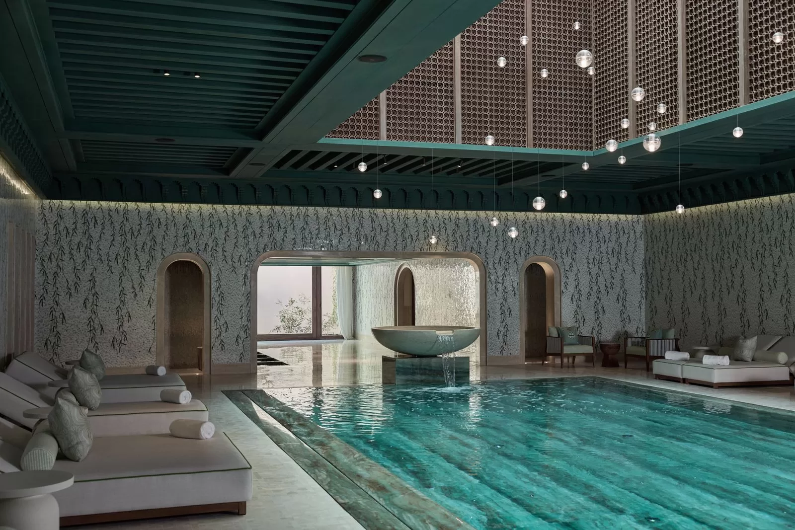 قد تحتوي الصورة على حمام سباحة سباحة سباحة سباحة في الداخل للتصميم الداخلي للهندسة المعمارية الإسكان منزل وفيلا