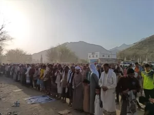 أهالي رخمة في يافع يؤدُّون صلاة الاستسقاء طلبًا للمطر