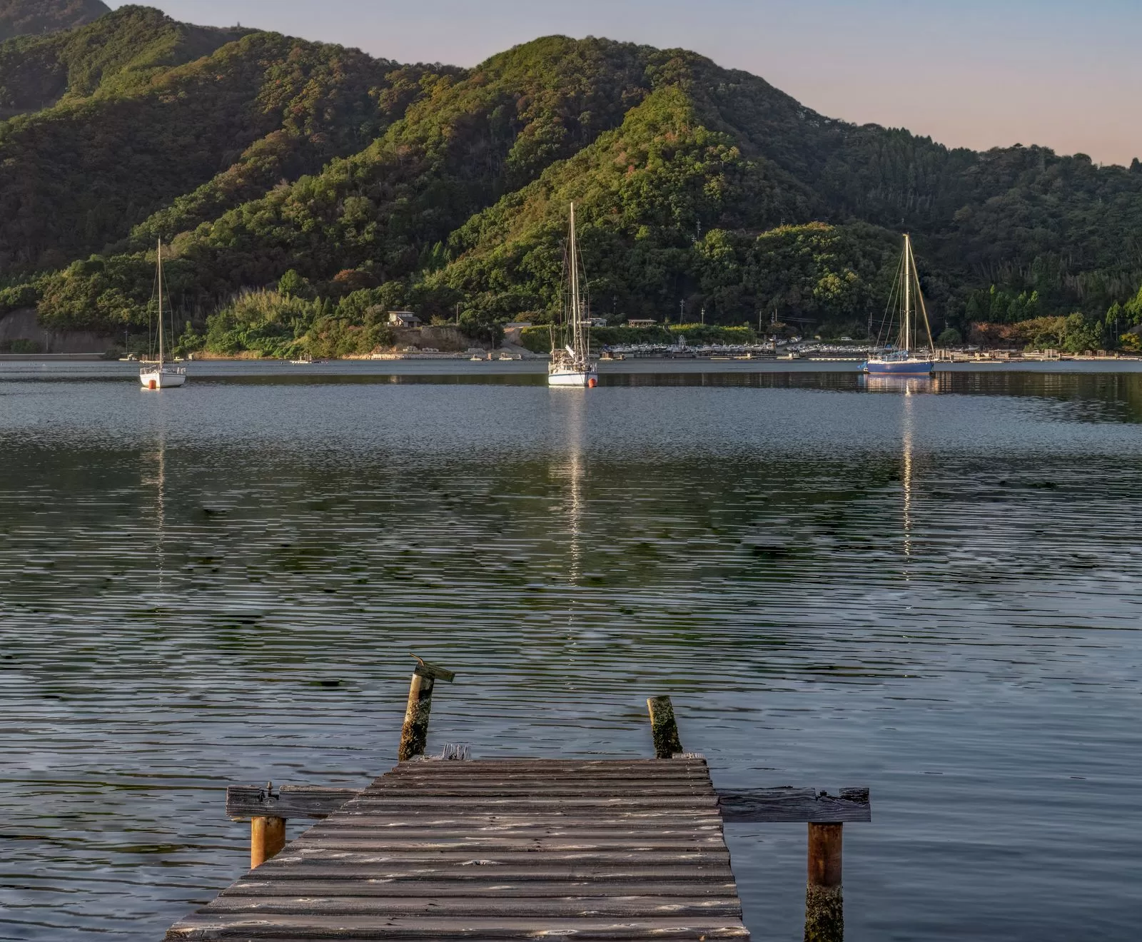 الصورة قد تحتوي على مياه، واجهة مائية، طبيعة، مناظر، قارب، يخت، وسائل نقل، رصيف وميناء