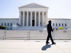 إدارة ترامب تطلب من المحكمة العليا الإذن بترحيل المهاجرين إلى دول أخرى