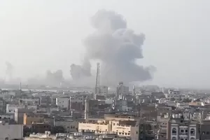 إسرائيل تستهدف ثلاثة موانئ في الحديدة غرب اليمن.