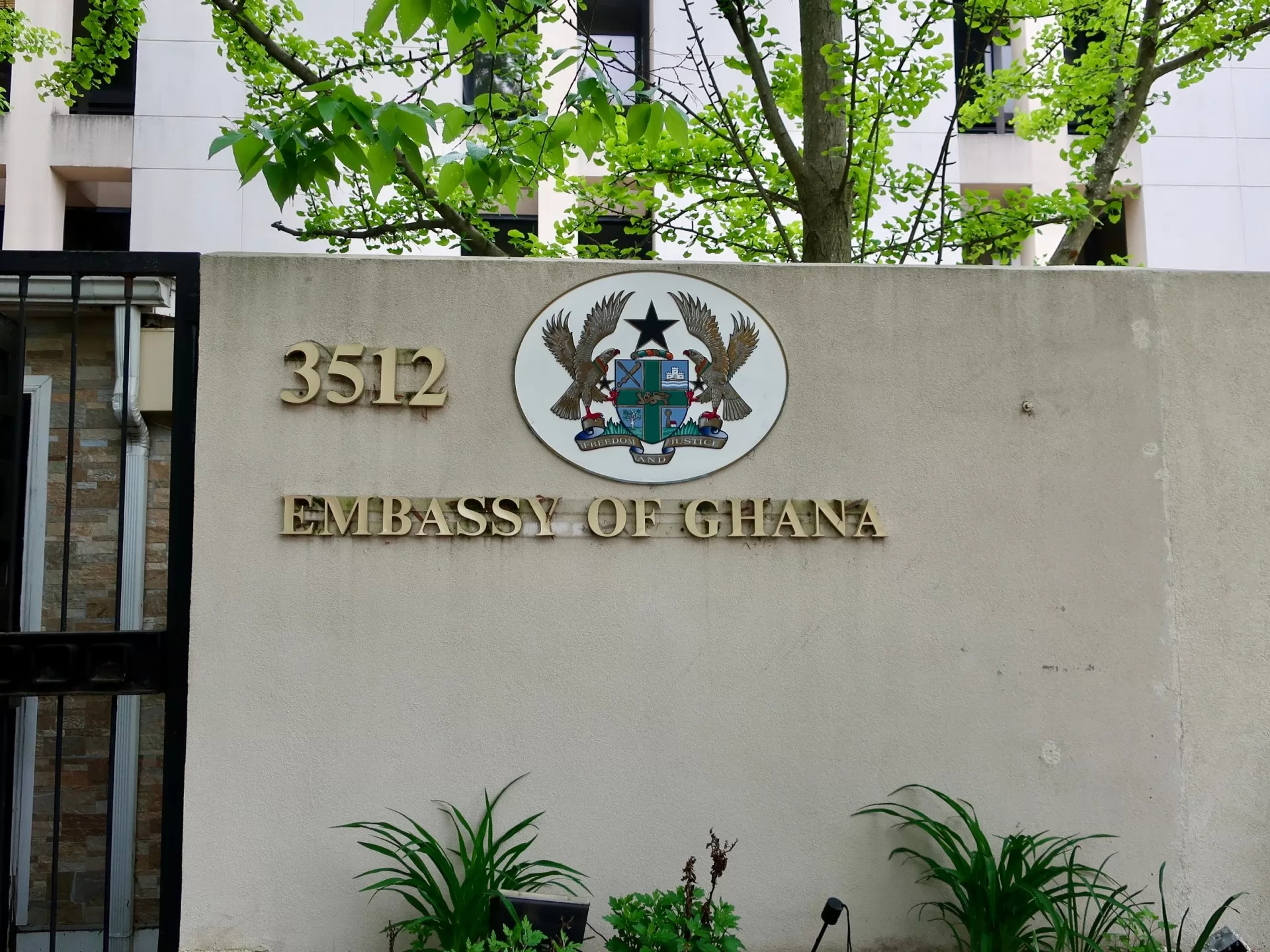 إغلاق سفارة غانا في واشنطن عقب فضيحة فساد تكشف عنها