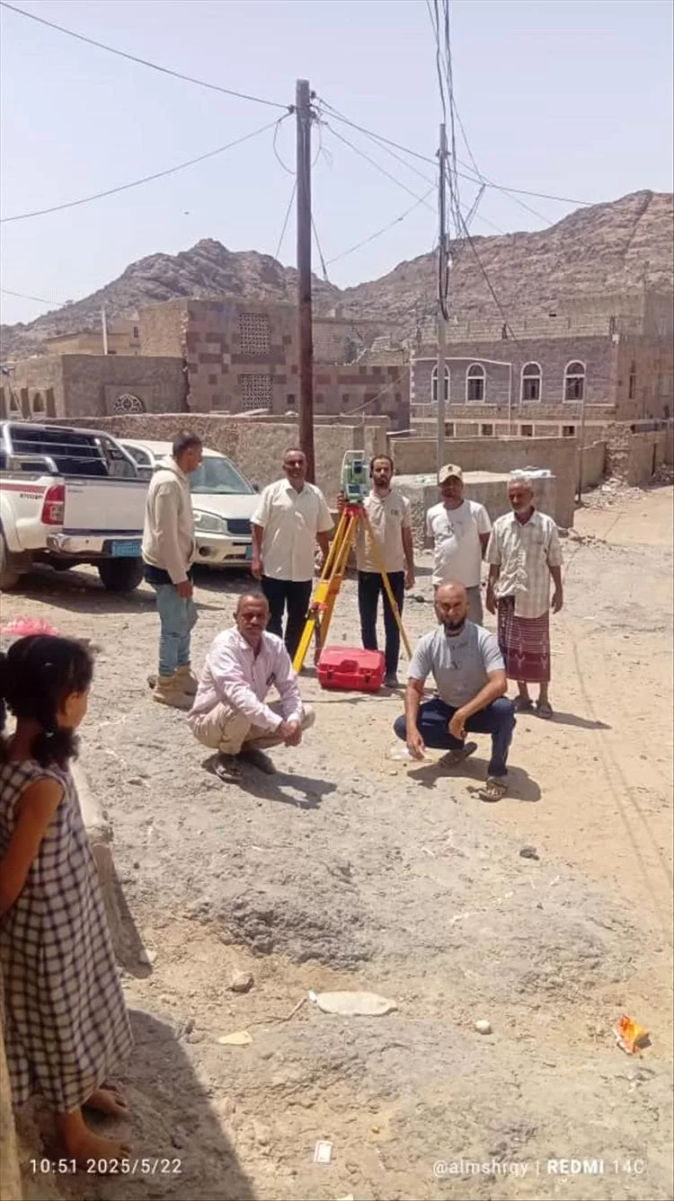 الضالع: فريق هندسي يباشر أعمال المسح لرصف طرقات مركز غول سبولة