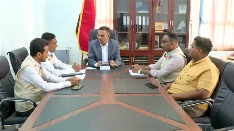 الأمين العام يعقد لقاءً بالمكلا لمناقشة سير الإجراءات القانونية لمشروع مدينة عبد العزيز الراشد الخيرية