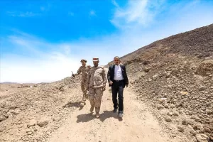 اخبار المناطق – الإرياني وبن عزيز يتوجهان إلى المنطقة العسكرية السابعة لتفقد الأبطال هناك.