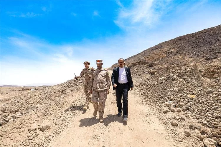 الإرياني وبن عزيز يزوران المنطقة العسكرية السابعة ويتفقدان الأبطال في المواقع المتقدمة