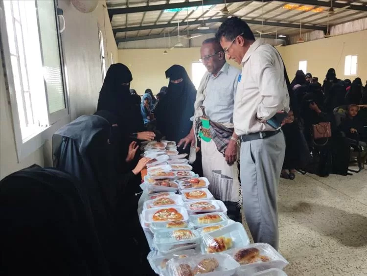 مدير عام موزع يفتتح البازار التسويقي لمنتجات نسوية بالمديرية