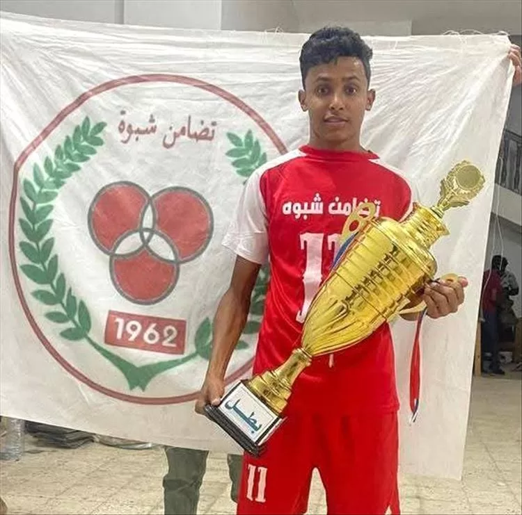 وفاة لاعب كرة قدم بعد سقوطه المفاجىء في أرضية الملعب بشبوة