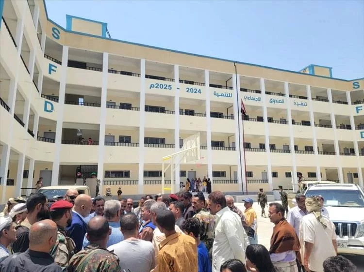 محافظ تعز يفتتح مبنى صندوق النظافة ومجمع الشهيد العلفي التعليمي