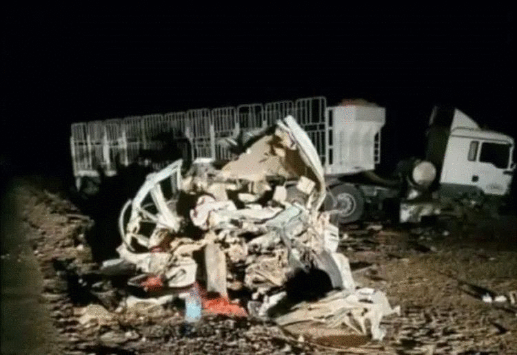 وفاة مغتربين يمنيين في حادث مروري مروع على طريق المهرة