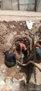 اخبار عدن – إصلاح تسرب في أنبوب مياه رئيسي بشارع ظفار في الشيخ عثمان