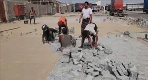 اخبار عدن – استمرار تنفيذ مشروع الرصف الحجري في منطقة الدرين