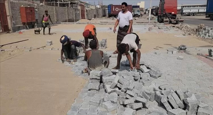 تواصل العمل في مشروع الرصف الحجري بمنطقة الدرين
