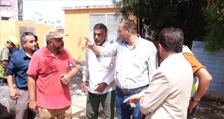الزامكي يتفقد مشروع تأهيل المضخة الرئيسية للصرف الصحي في خور مكسر الممول من أوكسفام