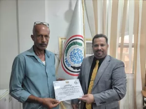 اخبار عدن – المدير التنفيذي للمؤسسة الماليةية يكرم الموظفين المميزين في العاصمة عدن