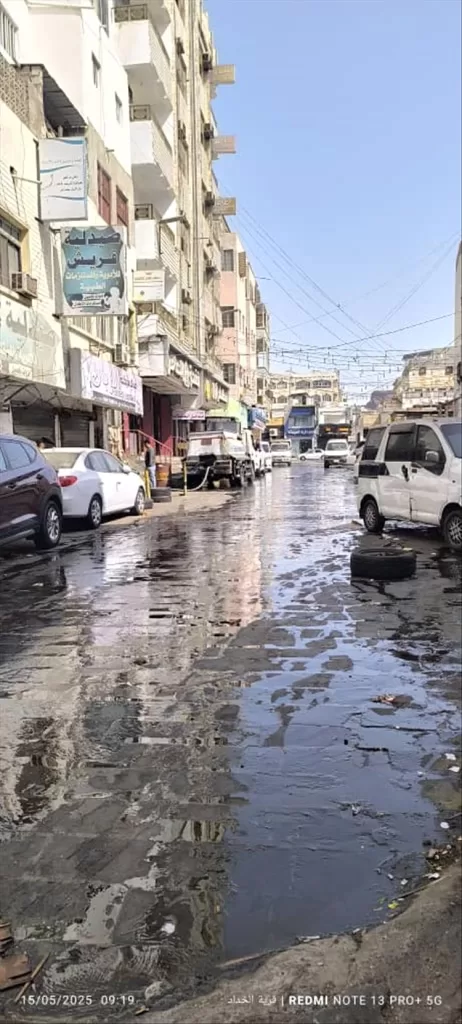 انفجار منهل يهدد الصحة العامة في كريتر وسط غياب الجهات المعنية