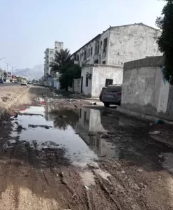 اخبار عدن – تفشي المجاري يزيد من تفاقم أزمة الحميات في عدن مع غياب كامل للجهات المعنية