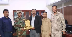 اخبار عدن – تكريماً لجهوده في دعم أسر الشهداء والجرحى.. قائد اللواء دعم أمني يكرم الوكيل