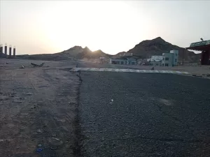 اخبار عدن – سائقي السيارات يعبّرون عن استيائهم من إنشاء مطب غير آمن بين صلاح الدين والبريقة ويدعاون بإزالته.