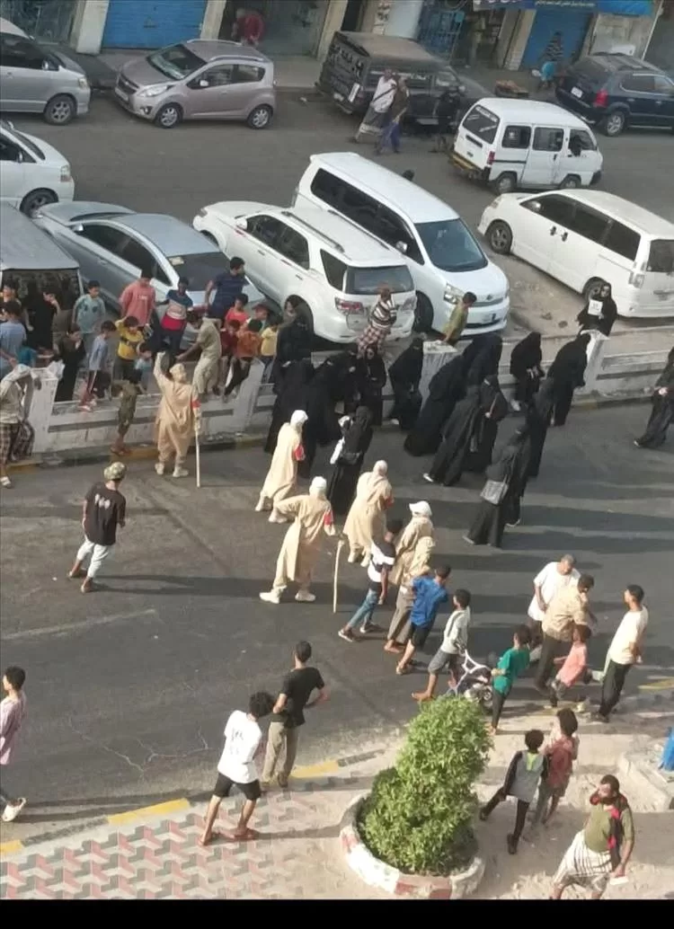 عاجل : منع تظاهرة نسائية في المعلا بمشاركة قوة أمنية نسائية وانتشار مكثف في شارع مدرم