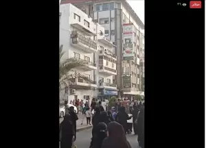 اخبار عدن – على الرغم من الإجراءات الاستقرارية المشددة.. نساء يحتججن في المعلا للمدعاة بتحسين الأوضاع المتدهورة